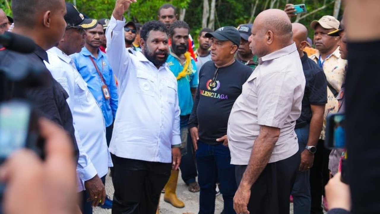 Gubernur Papua Mathius Derek Fakhiri berkomitmen mempercepat pembukaan Akses Wilayah Terpencil Papua, khususnya Mamberamo Raya, demi pemerataan pembangunan dan pelayanan dasar. Simak detail strateginya!