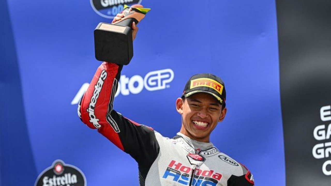 Pembalap muda Indonesia, Veda Ega Pratama, menunjukkan performa comeback luar biasa dengan finis kedelapan di Moto3 Catalunya, mengamankan poin penting setelah start dari posisi ke-20.
