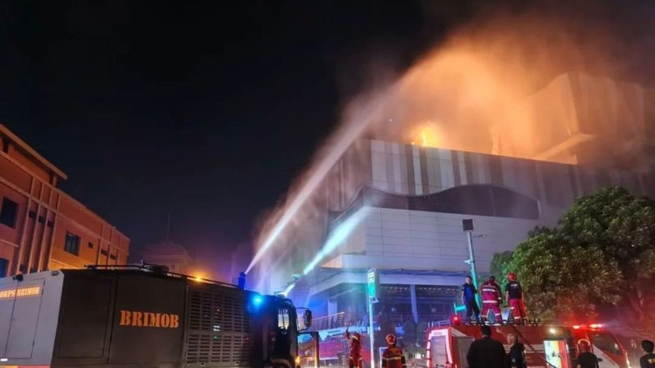 Kapolresta Manado berkomitmen mengusut tuntas penyebab Kebakaran Mega Mall Manado yang terjadi pada Sabtu malam, dengan melibatkan tim ahli untuk olah TKP komprehensif.