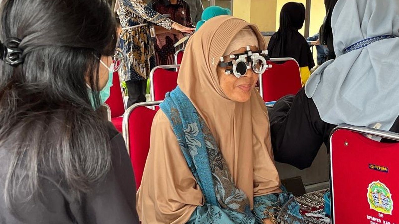 Ratusan warga Gunungkidul membanjiri layanan periksa mata gratis di Kapanewon Girisubo, menunjukkan antusiasme tinggi untuk mengatasi masalah kesehatan mata di wilayah pelosok dan meningkatkan kualitas hidup mereka.