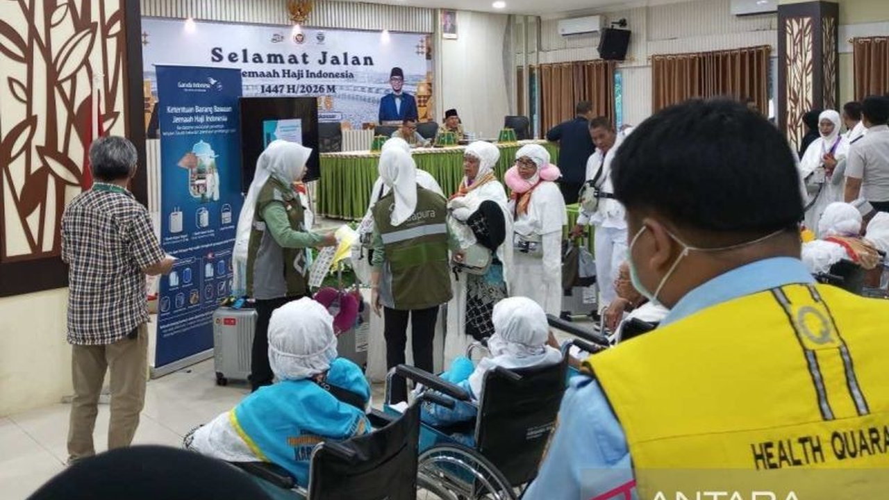 Ratusan Jemaah Calon Haji Sultra diberangkatkan dari Embarkasi Makassar menuju Makkah, termasuk satu jemaah tunda dari Maluku, setelah melalui serangkaian persiapan ketat oleh PPIH Embarkasi Makassar.
