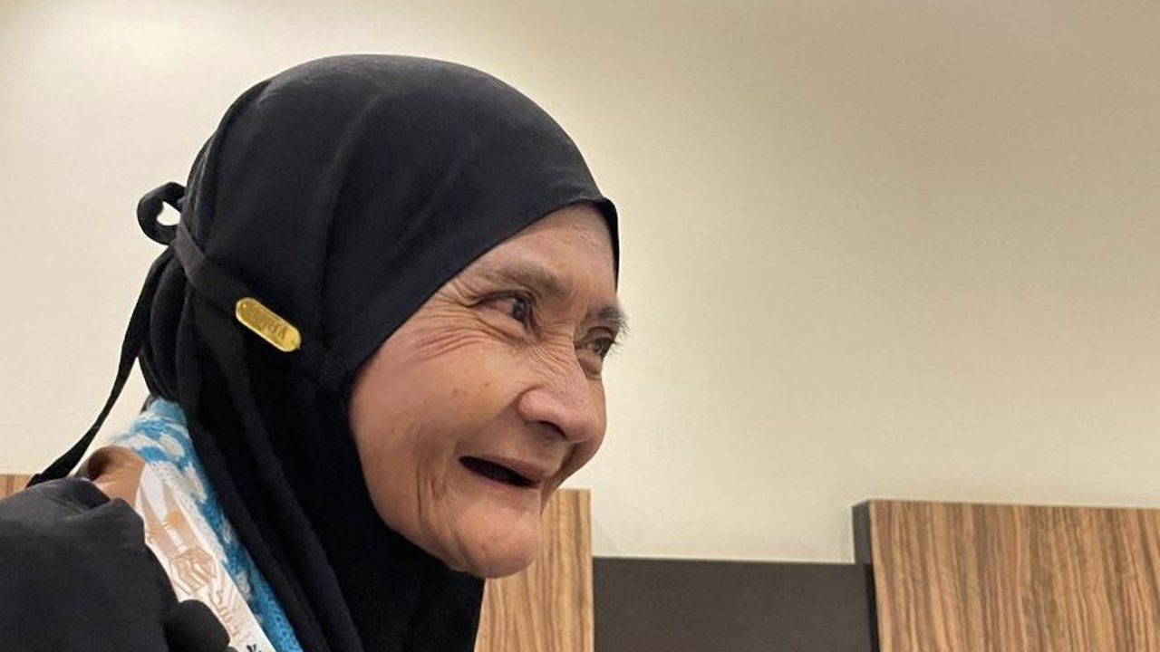 Kisah Inspiratif Jumariah Haji 2026 menjadi sorotan dunia. Buruh tani 70 tahun dari Maros ini menunaikan ibadah haji setelah puluhan tahun menabung di ember plastik, didukung layanan Makkah Route.