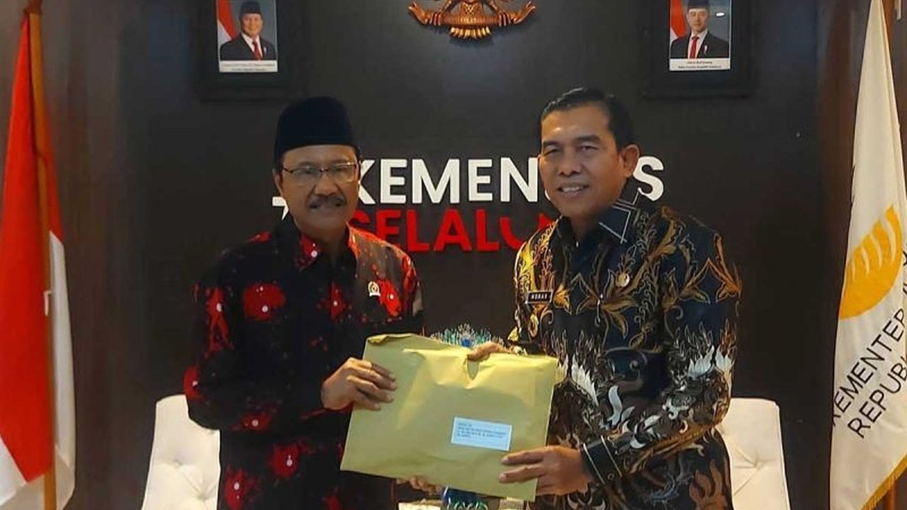 Pemerintah Kabupaten Simeulue mendesak percepatan **Pembangunan Sekolah Rakyat Simeulue** yang diinisiasi Presiden Prabowo Subianto. Program ini diharapkan dapat meningkatkan akses pendidikan gratis bagi anak-anak dari keluarga kurang mampu.