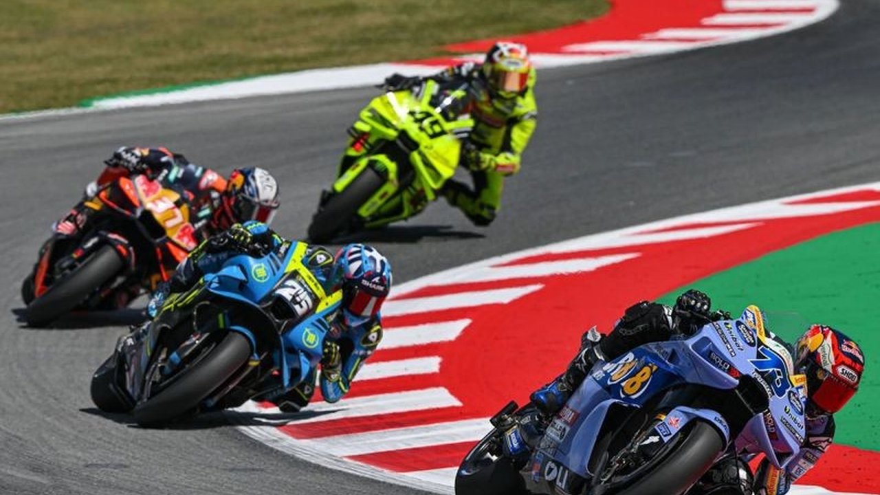 Pembalap Gresini, Alex Marquez, mengalami retak tulang leher C7 dan patah tulang selangka kanan setelah terlibat kecelakaan serius di MotoGP Catalunya 2026. Insiden ini membuat balapan sempat dihentikan.