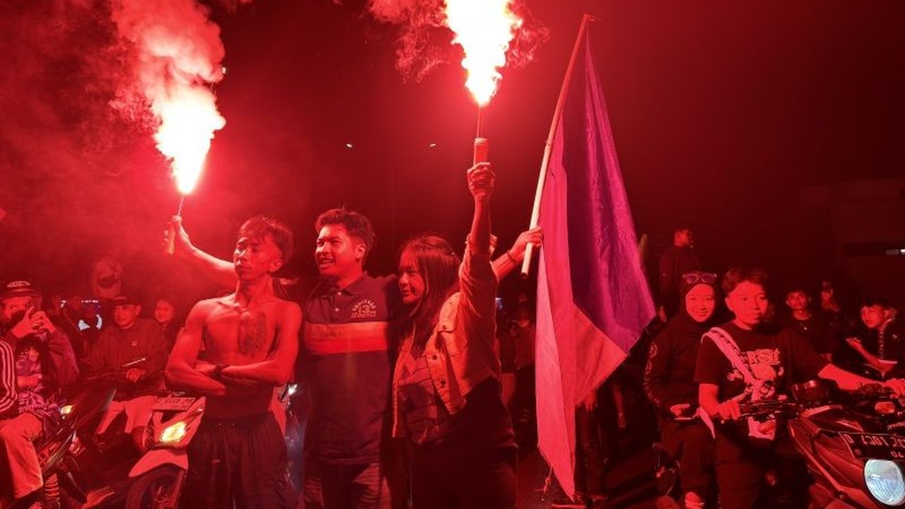 Euforia Kemenangan Persib Bandung atas PSM Makassar memicu ribuan Bobotoh memadati Flyover Pasupati, merayakan langkah Persib menuju hattrick juara liga. Wali Kota Bandung imbau ketertiban.