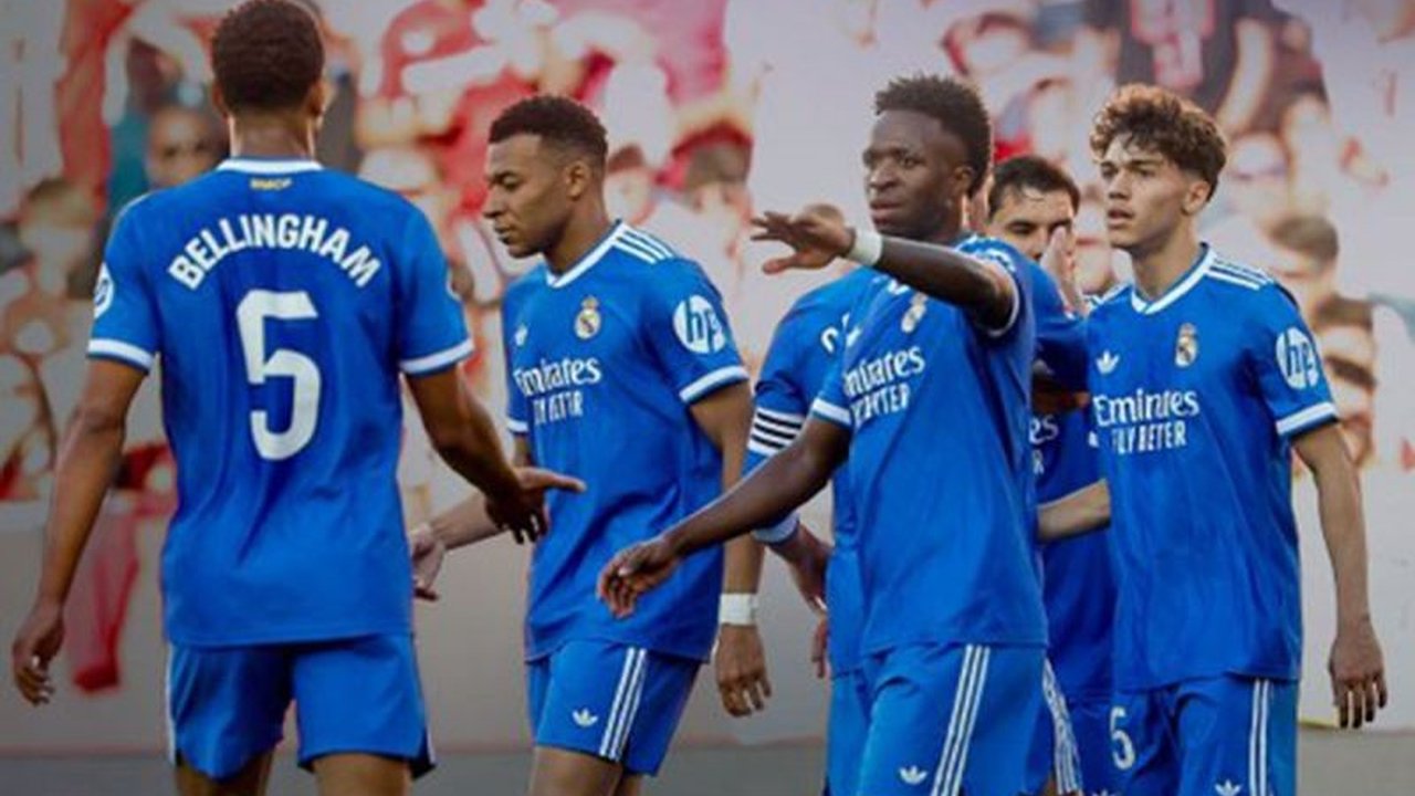 Real Madrid mengamankan tiga poin penting setelah Vinicius Junior mencetak gol tunggal, membawa Los Blancos kalahkan Sevilla 1-0 di Liga Spanyol. Kemenangan ini memperkuat posisi mereka di klasemen.
