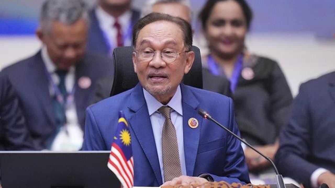Perdana Menteri Malaysia Anwar Ibrahim dalam KTT ASEAN di Kuala Lumpur pada 26 Mei 2025. (Dok. AP/Vincent Thian)