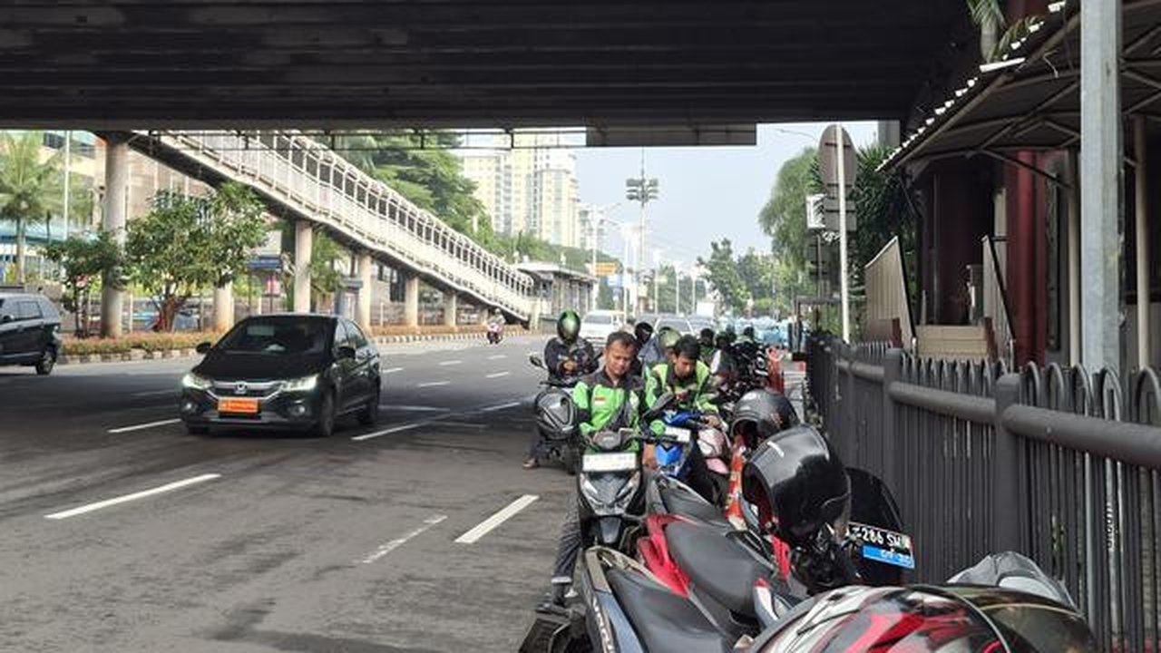 Driver Ojol Antre Jemput Makanan di Mal