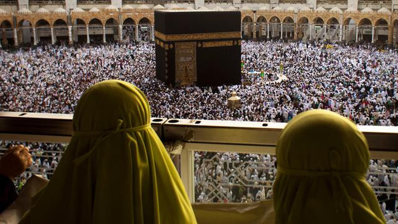 Umat muslim melakukan tawaf keliling Kabah selama menjalani ibadah umrah di Masjidil Haram, Mekkah, 4 Mei 2018. Banyak umat muslim yang menyambut bulan Ramadan dengan menjalankan ibadah umrah