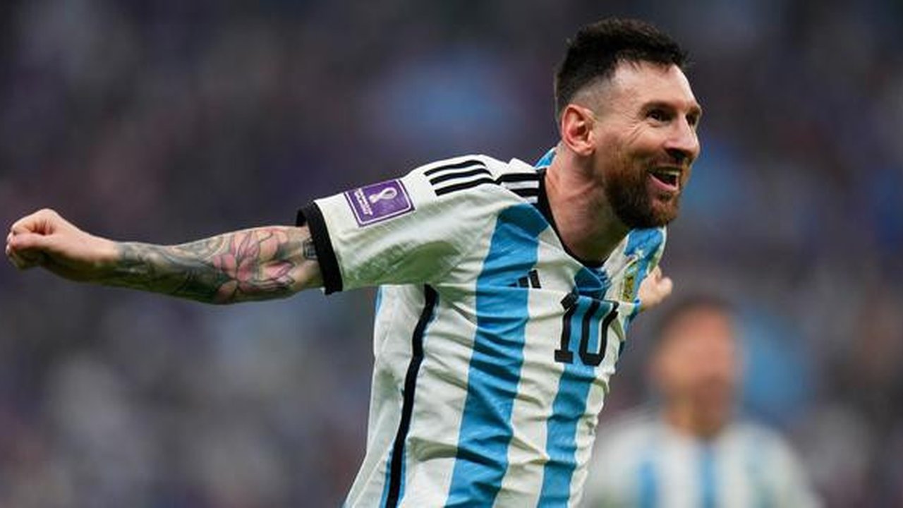 Pemain Argentina Lionel Messi merayakan gol saat melawan Prancis pada pertandingan sepak bola final Piala Dunia 2022 di Stadion Lusail, Lusail, Qatar, 18 Desember 2022. Bermain imbang 3-3 sel