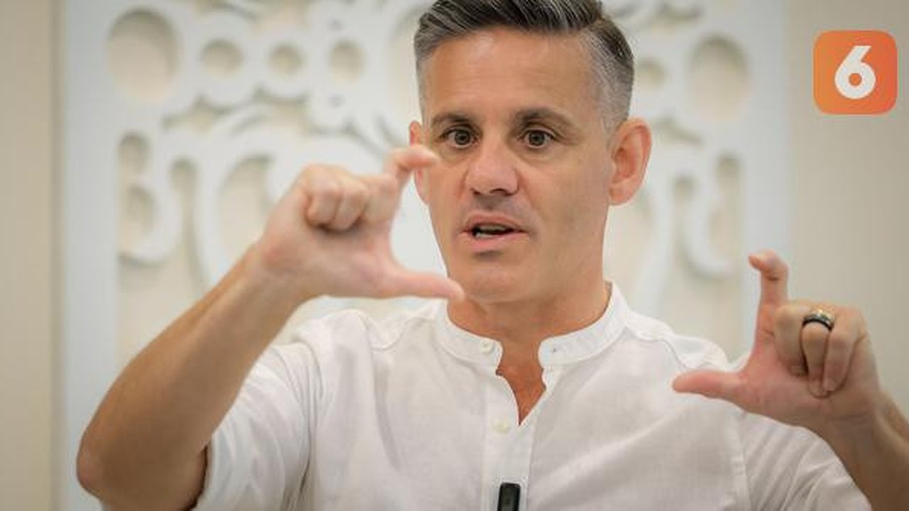 Pelatih Timnas Indonesia, John Herdman menjalani wawancara eksklusif dalam Bola Break dari Bola.com di Jakarta, Selasa (12/5/2026). (Bola.com/Bagaskara Lazuardi)