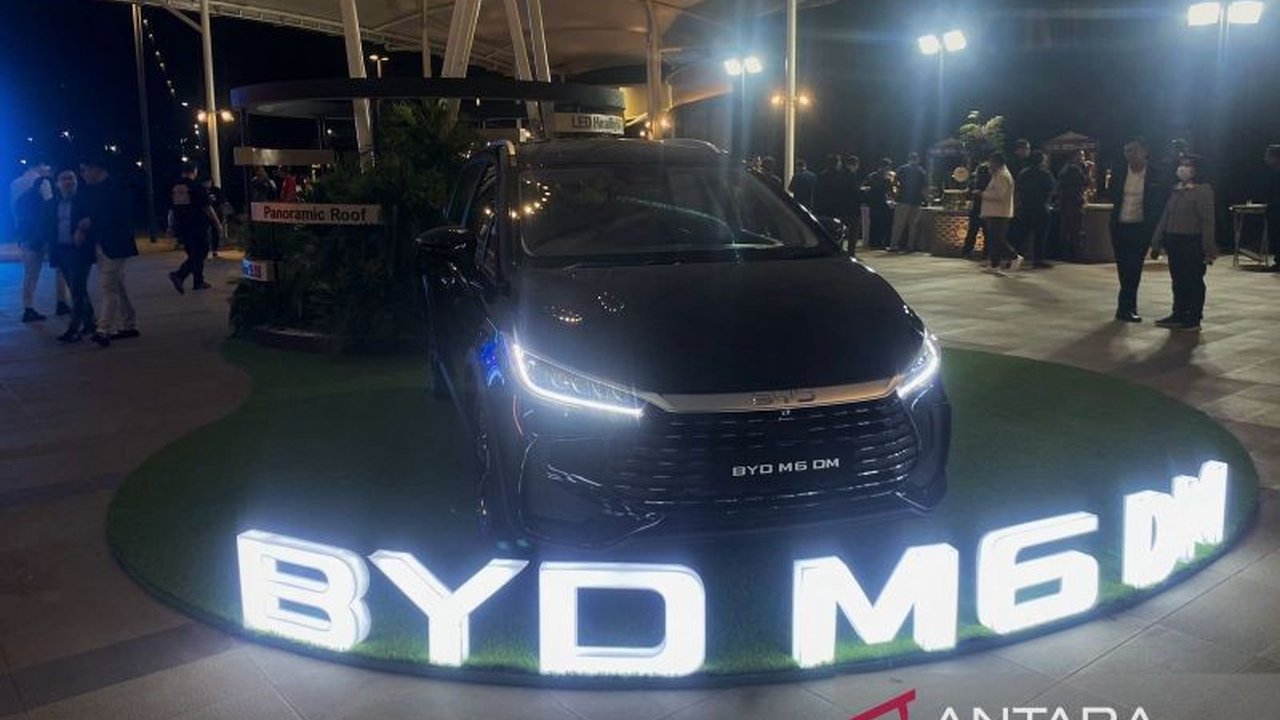 BYD Indonesia memperkenalkan generasi terbaru BYD M6 Cross Plug-in Hybrid Electric Vehicle (PHEV) dengan Teknologi DM di Indonesia, menawarkan efisiensi dan fleksibilitas di tengah kenaikan harga BBM.