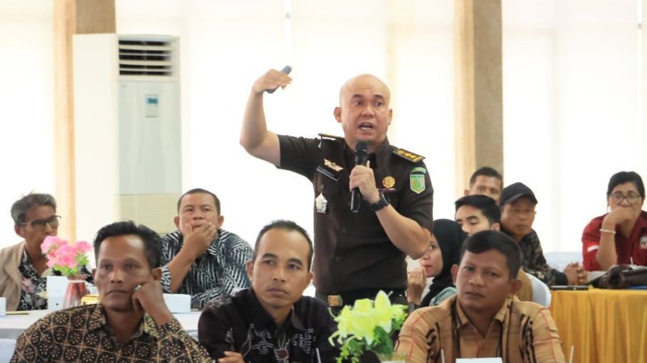 Kejaksaan Tinggi Kepulauan Riau aktif memperkuat pemahaman kepala desa se-Bintan terkait regulasi izin tambang, menyikapi maraknya pertambangan ilegal dan potensi daerah.
