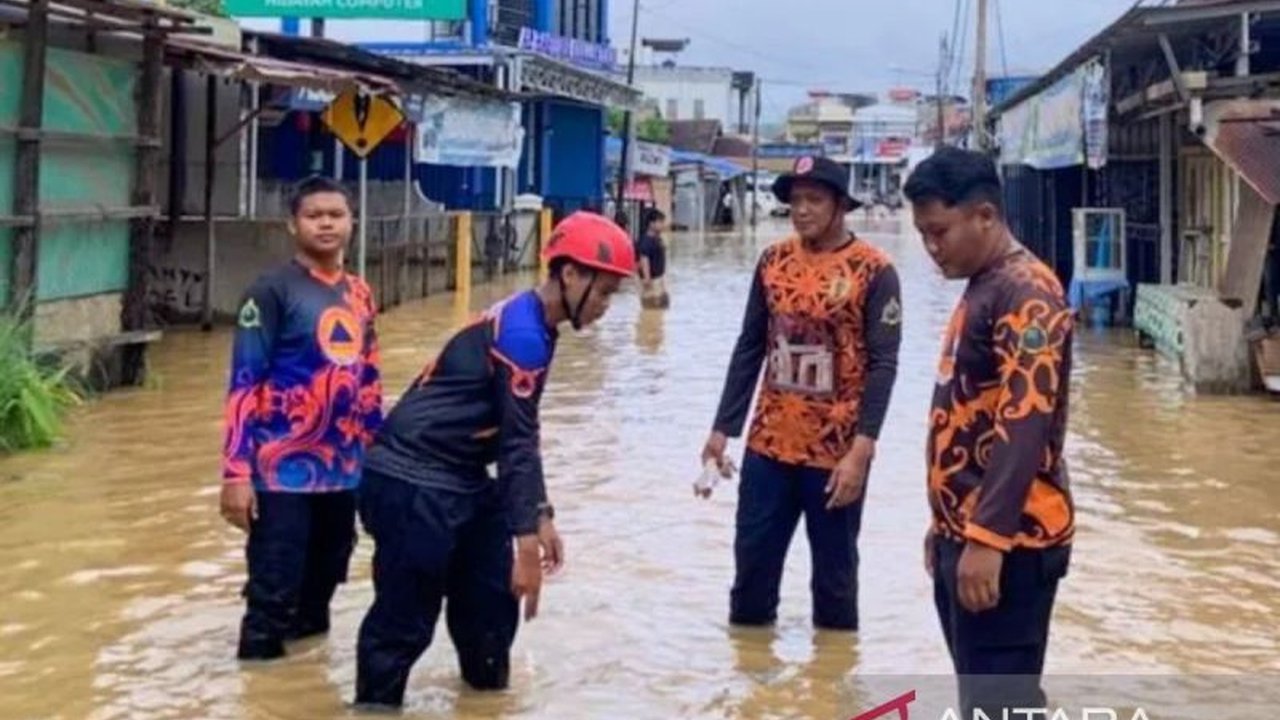 Banjir Hulu Sungai Tengah melanda tiga kecamatan di Kalimantan Selatan, merendam ribuan rumah warga. Simak perkembangan terkini dan upaya penanganan bencana yang dilakukan.