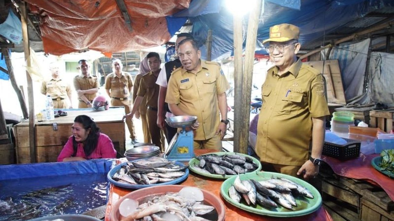 Tim Pengendalian Inflasi Daerah (TPID) Kabupaten OKU Timur memastikan harga sembako stabil menjelang Idul Adha 1447 H, namun cabai merah alami lonjakan. Simak upaya pemerintah menjaga Harga Sembako OKU Timur.