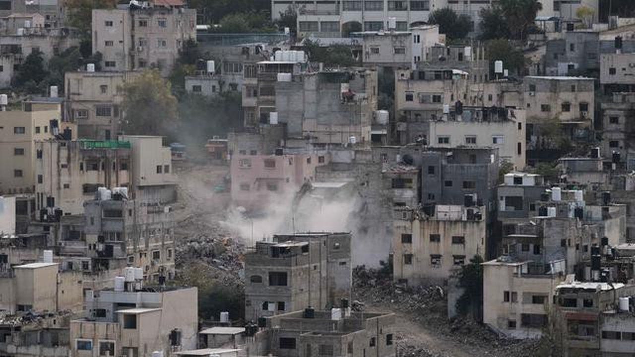 Militer Israel berdalih bahwa pembongkaran tersebut merupakan bagian dari upaya untuk memberantas kelompok bersenjata Palestina. Tampak dalam foto, sebuah buldoser tentara Israel menghancurka