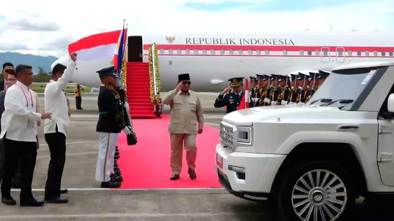 Presiden Prabowo Subianto Dijemput Menggunakan Mobil Maung di Bandara MCIAA General Aviation Terminal, Cebu, Filipina (Tim Media Presiden)