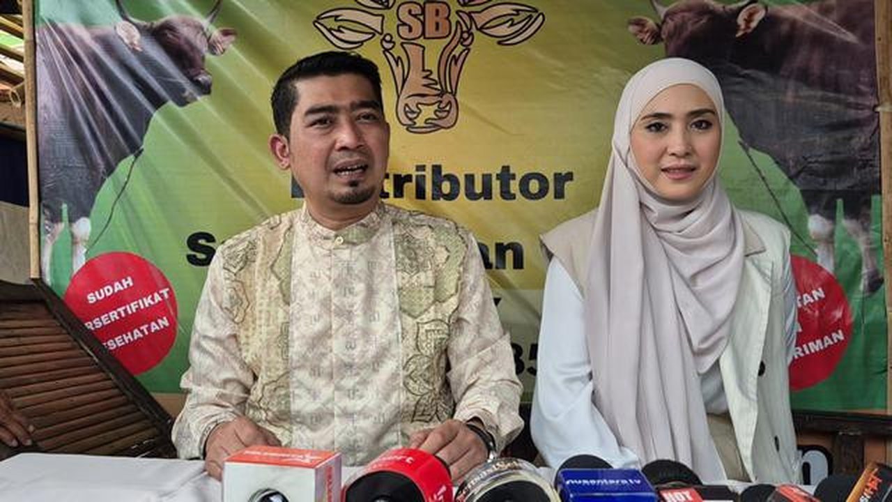 Ustaz Solmed dan April Jasmine mendatangi kawasan Jati Makmur, Bekasi, untuk memilih langsung hewan kurban yang akan disembelih pada Iduladha 2026.
