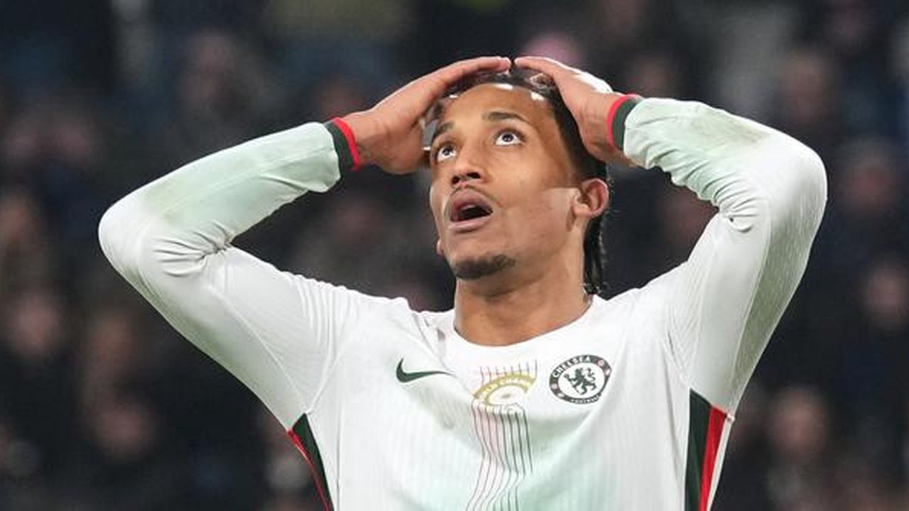 Pemain Chelsea, Joao Pedro, tampak kecewa setelah menelan kekalahan dari Atalanta pada matchday 6 fase grup Liga Champions 2025/2026 di New Balance Arena, Rabu (10/12/2025). (AP Photo/Antonio