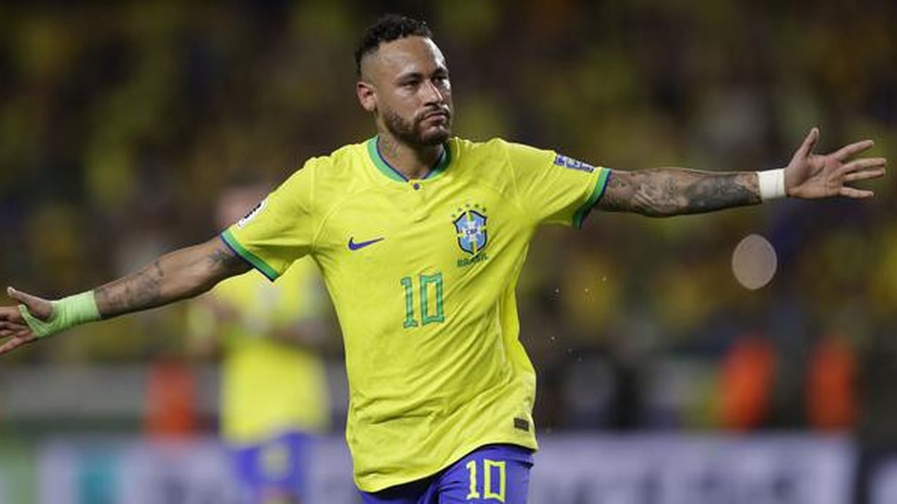 Selebrasi striker Timnas Brasil, Neymar setelah mencetak gol kelima timnya ke gawang Bolivia pada laga Kualifikasi Piala Dunia 2026 zona Conmebol di Mangueirao Stadium, Belem, Brasil, Sabtu (