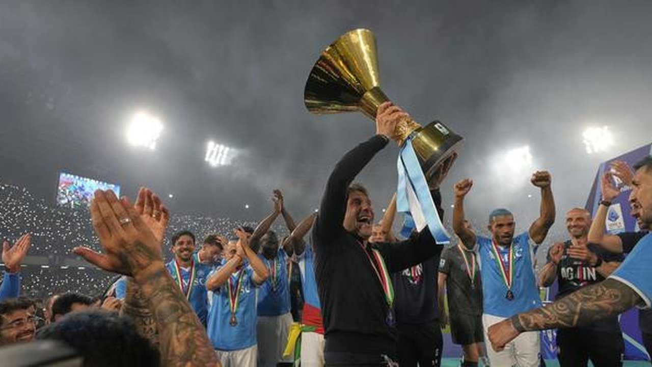 Pelatih Napoli, Antonio Conte, merayakan keberhasilan meraih Scudetto di upacara penghargaan usai laga Serie A kontra Cagliari di Stadio Diego Armando Maradona, Sabtu, 24 Mei 2025. (AP Pho