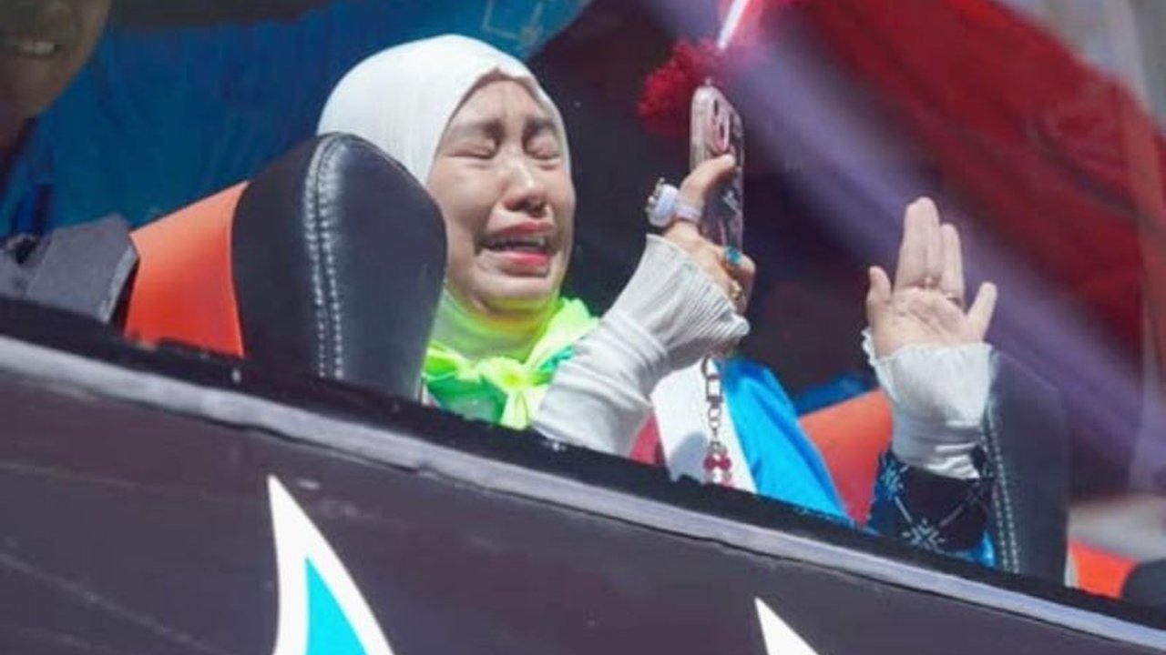 Rombongan terakhir jamaah haji Karawang Kloter 27 telah diberangkatkan menuju Tanah Suci, menandai suksesnya fase awal pemberangkatan haji 2026. Simak detailnya.