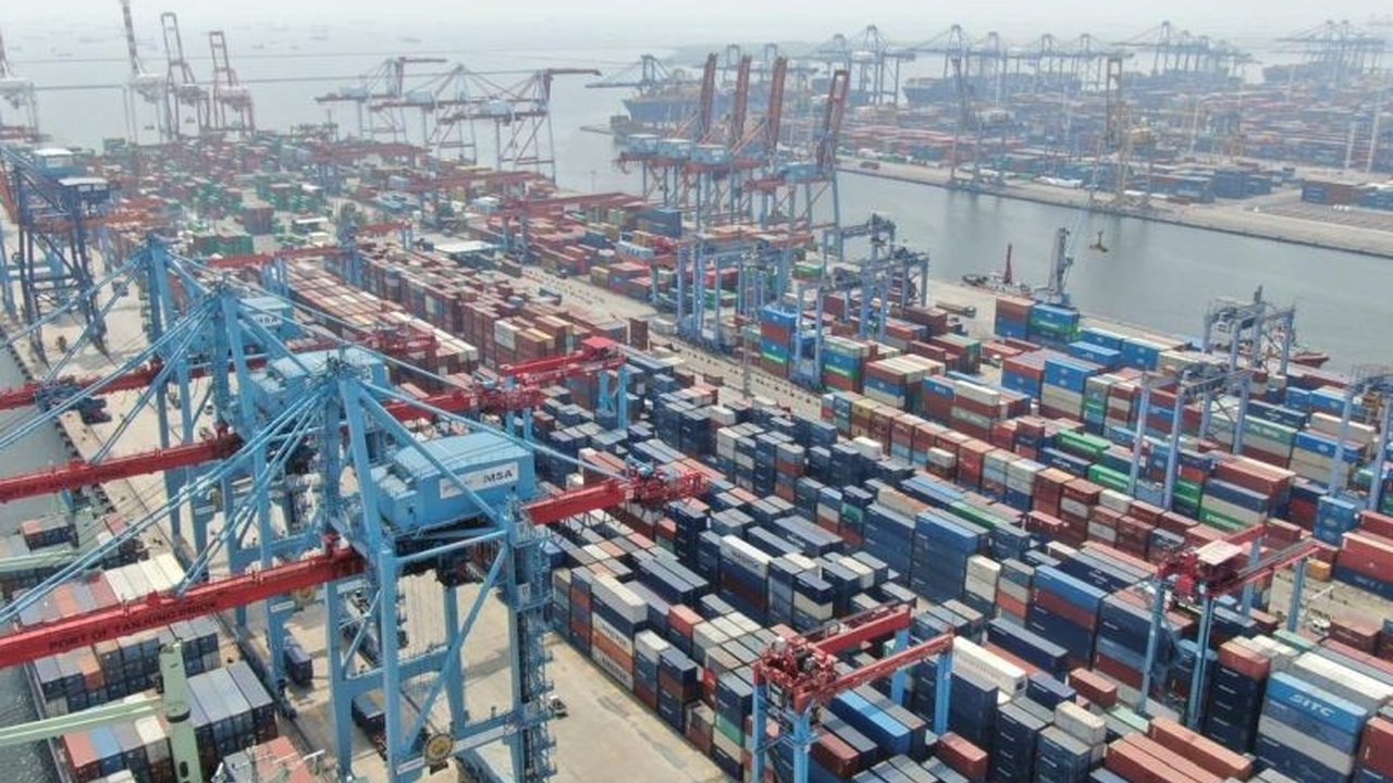 IPC TPK mencatat pertumbuhan positif awal Triwulan II 2026, realisasi throughput mencapai 1,15 juta TEUs hingga April, naik 6,7 persen. Simak bagaimana IPC TPK capai ini di tengah tantangan global.