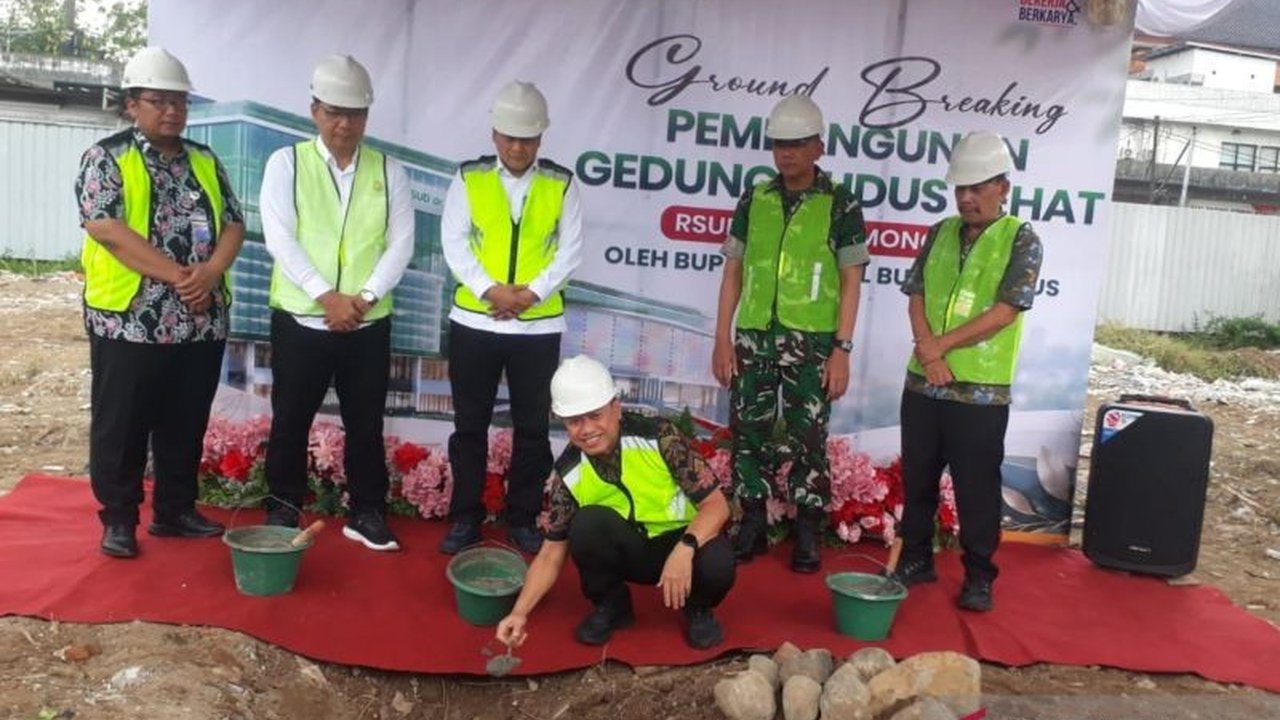 Pemerintah Kabupaten Kudus berkomitmen meningkatkan derajat kesehatan masyarakat melalui pembangunan Gedung Kudus Sehat berlantai enam di RSUD dr. Loekmono Hadi, yang mengusung konsep modern dan terpadu.