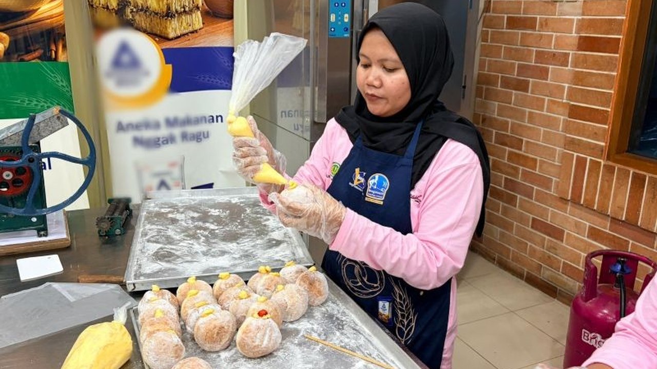 PT Pupuk Kujang memberangkatkan puluhan perempuan ke Jakarta untuk mengikuti pelatihan tata boga, bertujuan meningkatkan keterampilan dan kemandirian ekonomi. Program ini diharapkan dapat membantu ibu-ibu di Cikampek untuk berwirausaha dengan produk kulin