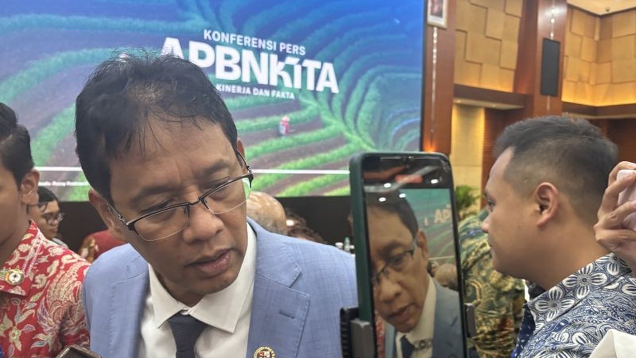 Menteri Keuangan Purbaya Yudhi Sadewa menegaskan tarif cukai rokok tidak akan berubah pada 2027. Kebijakan ini bertujuan menjaga stabilitas industri dan memperkuat pengawasan digital penerimaan negara dari sektor hasil tembakau.