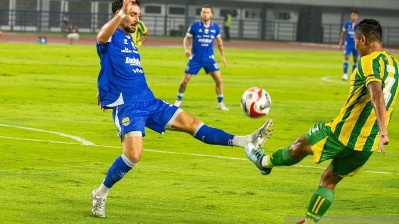 Frans Putros, bek sayap Persib, dipanggil ke skuad sementara Timnas Irak untuk persiapan Piala Dunia 2026. Ini membuka peluangnya jadi pemain Liga Indonesia pertama di Piala Dunia.