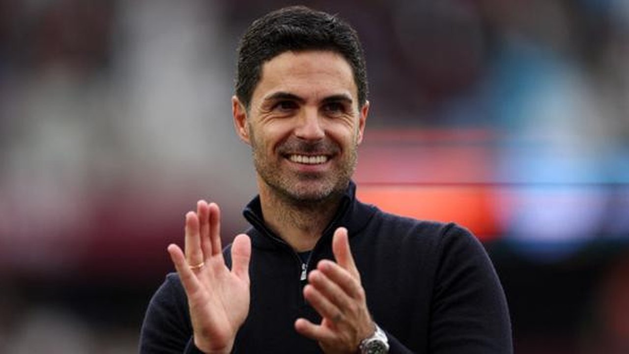 Manajer Arsenal asal Spanyol, Mikel Arteta, memberikan tepuk tangan kepada para penggemar setelah pertandingan Liga Inggris antara West Ham United dan Arsenal di Stadion London, London timur