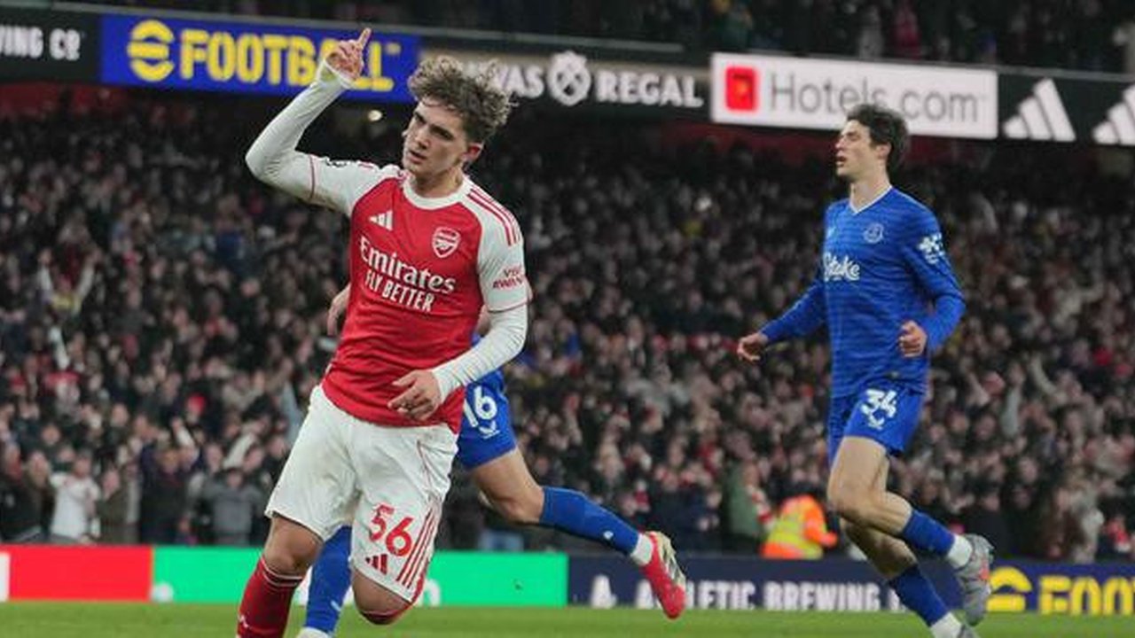 Pada masa injury time atau pada menit ke-90+7, giliran Max Dowman mencatat nama di papan skor sekaligus mengukir sejarah sebagai pencetak gol termuda dalam sejarah Premier League. Tampak dala
