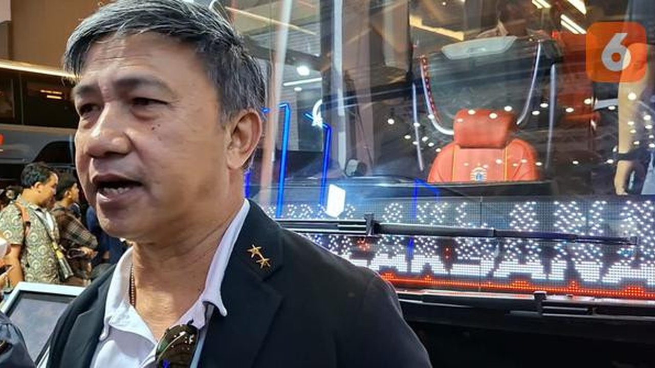 Manajer Persija Jakarta, Ardhi Tjahjoko berbicara kepada awak media di sela acara peluncuran bus baru Macan Kemayoran di JIEXPO Kemayoran, Jakarta Pusat, Rabu (20/5/2026). (Bola.com/Hery Kurn