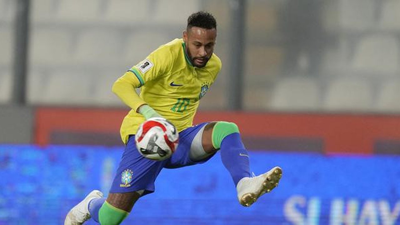Pemain Brasil, Neymar, mengontrol bola saat melawan Peru  pada laga kualifikasi Piala Dunia 2026 zona CONMEBOL, Rabu, (13/9/2023). Tim Samba menang dengan skor tipis 1-0. (AP Photo/Martin Mej