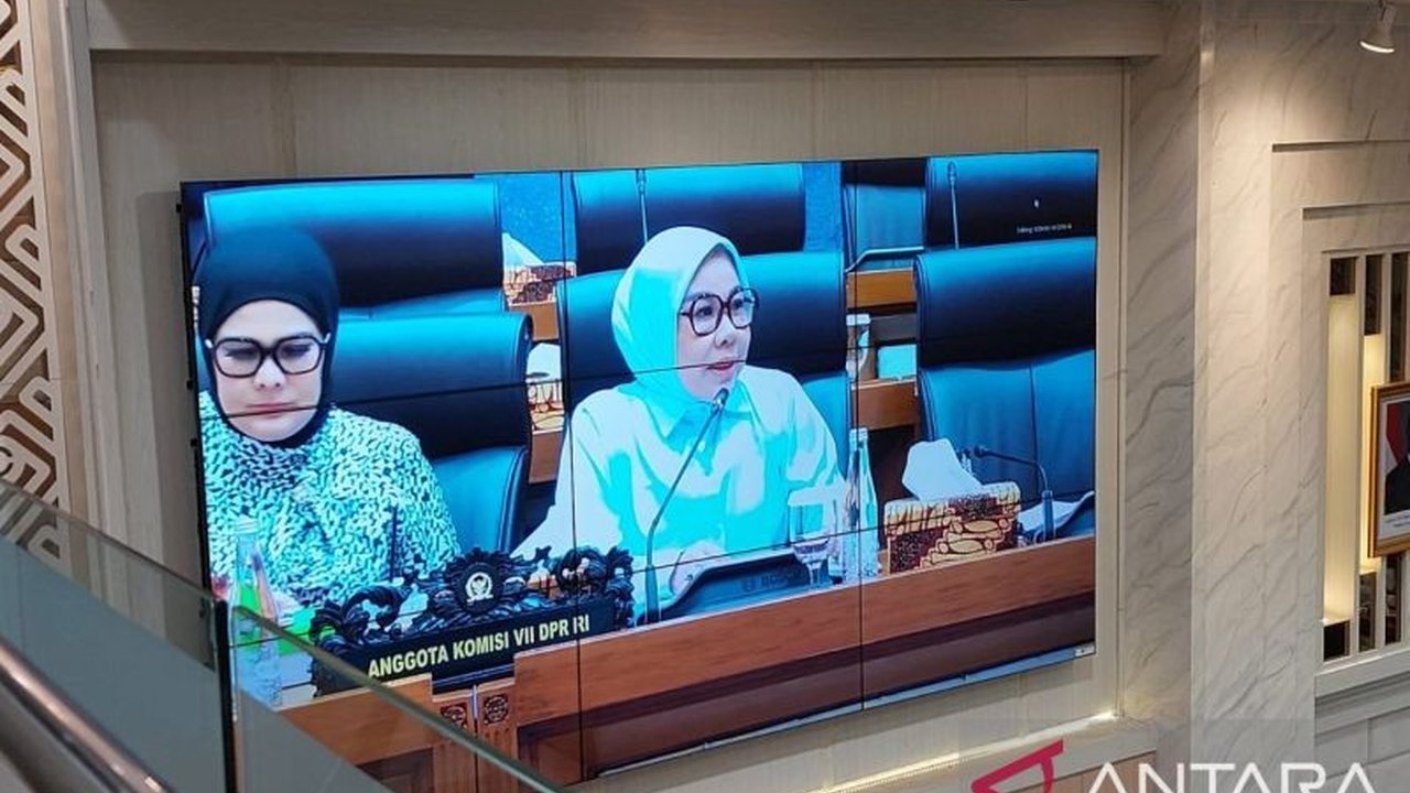 Anggota DPR RI mengusulkan alokasi dana APBN 2027 untuk 1.000 Bioskop Desa, bertujuan menghidupkan kembali rumah produksi kecil dan potensi film daerah yang selama ini kesulitan akses tayang. Inisiatif ini diharapkan dapat memajukan perfilman nasional sec