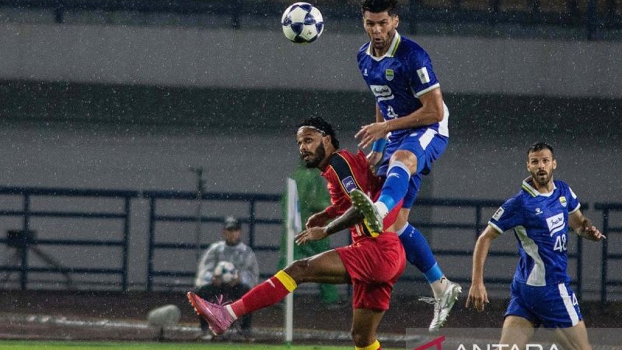 Bek Persib Bandung, Julio Cesar, menyerukan timnya untuk tetap fokus jelang laga penentu melawan Persijap. Hanya butuh satu poin, Persib berpeluang kunci gelar Persib Juara Liga ketiga beruntun di kandang.