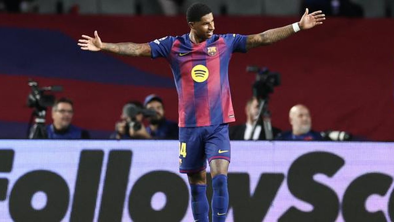 Penyerang Barcelona, Marcus Rashford, berselebrasi setelah mencetak gol ke gawang Olympiakos pada pada laga Liga Champions di Estadi Olimpic Lluis Companys, Rabu (22/10/2025) dini hari WIB. (