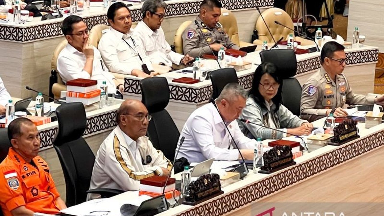 Wakil Menteri Pekerjaan Umum (Wamen PU) Diana Kusumastuti mendesak Percepatan Pembebasan Lahan guna menuntaskan masalah perlintasan sebidang kereta api, memastikan pembangunan infrastruktur keselamatan berjalan optimal.