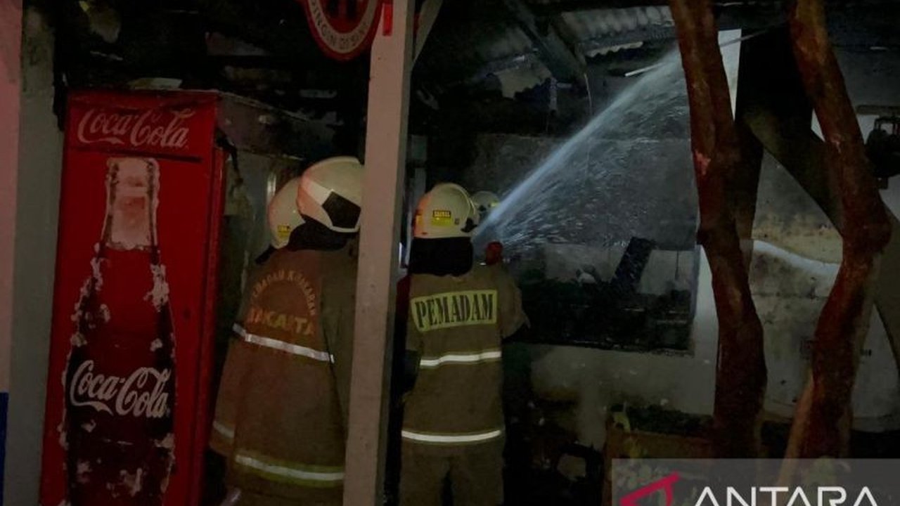 Sebuah insiden kebakaran melanda warung dan pos polisi di kawasan Satpas SIM Cengkareng Jakarta Barat, Kamis malam, diduga akibat korsleting listrik. Simak kronologi lengkapnya.