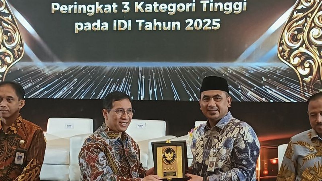 Indeks Demokrasi Indonesia (IDI) Jawa Tengah mencatat peningkatan signifikan pada tahun 2025, berhasil naik ke peringkat ketiga nasional. Capaian ini menunjukkan komitmen kuat dalam penguatan demokrasi di Jawa Tengah.