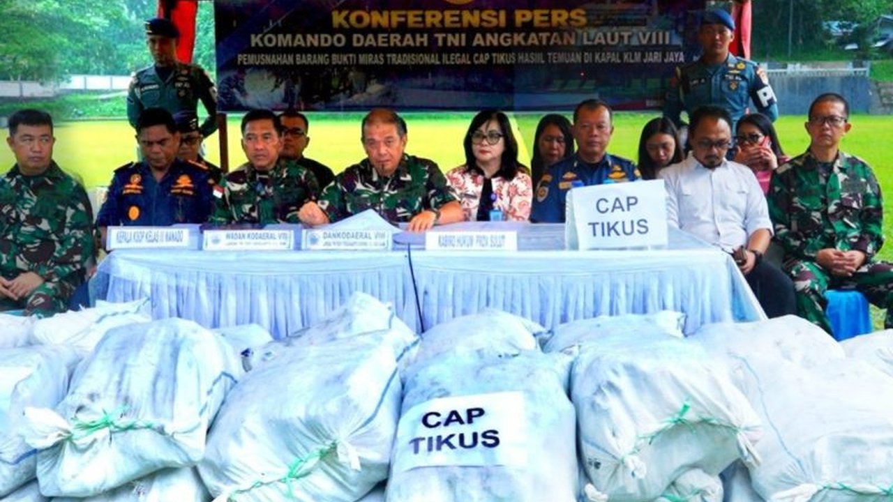 Kodaeral VIII berhasil menggagalkan upaya penyelundupan Cap Tikus dalam jumlah besar di Pelabuhan Bitung, mengungkap modus operandi dan motif ekonomi di balik peredaran minuman ilegal ini.