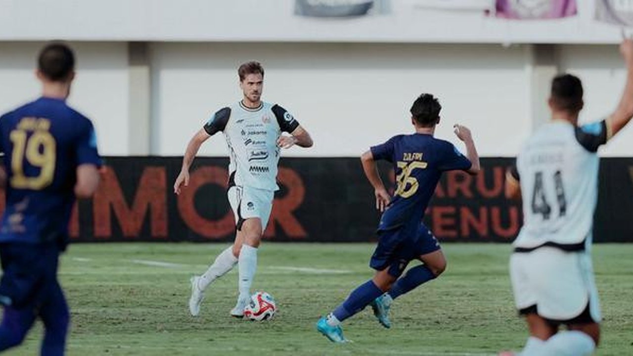 Aksi bek asal Brasil Paulo Ricardo saat Persija Jakarta bertandang ke markas Persita Tangerang dalam laga pekan ke-19 BRI Super League 2025/2026, Jumat (30/1/2026). (Dok. I.League)