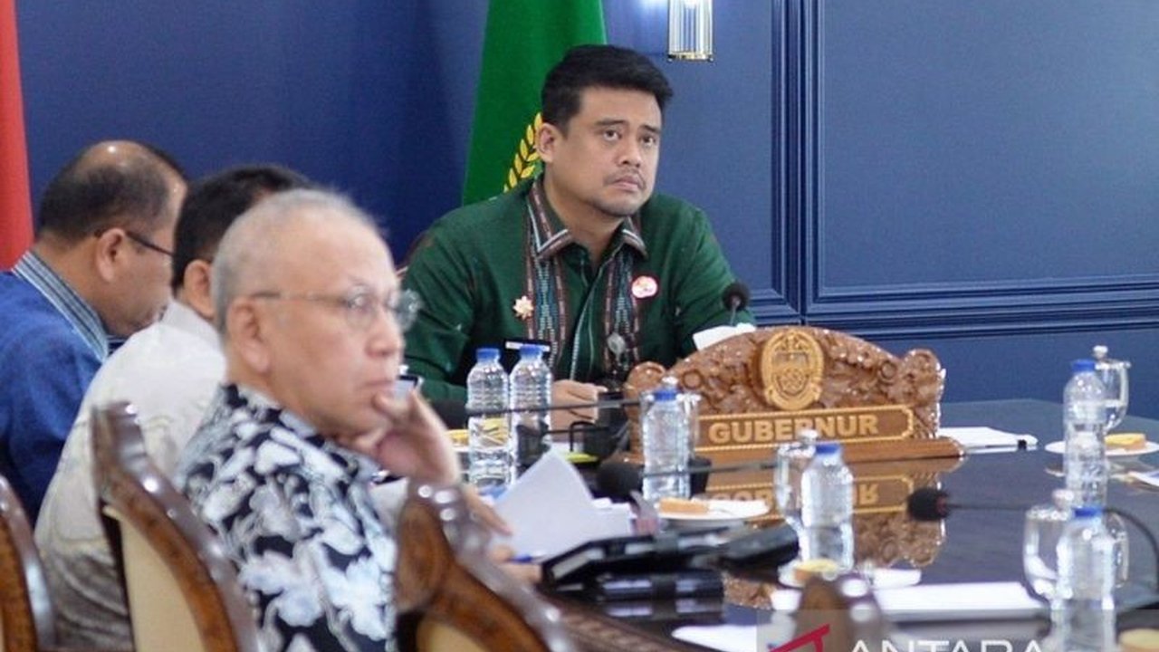 Gubernur Sumut Bobby Nasution tegas meminta hukuman berat bagi oknum ASN Pengguna Vape Getar di lingkungan Pemprov Sumut. Kasus ini menjadi sorotan serius dan Pemprov akan mengambil tindakan sesuai aturan kepegawaian.