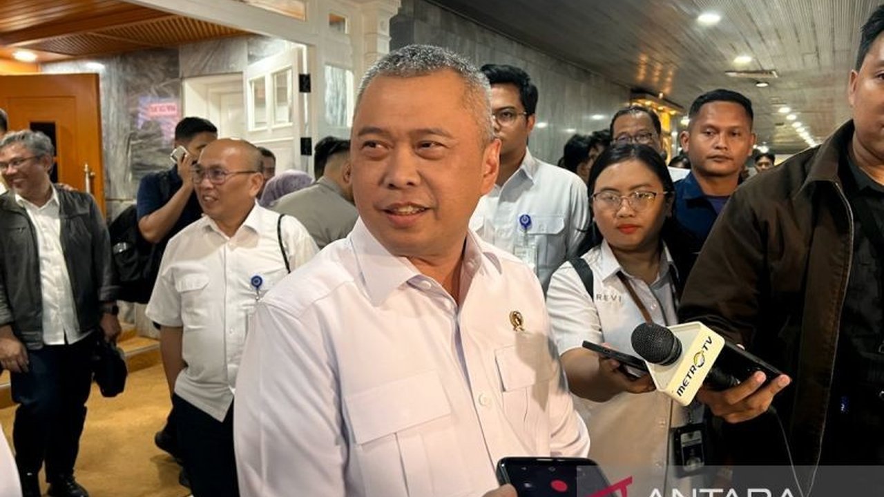 Menteri Perhubungan Dudy Purwagandhi mengumumkan penutupan 172 perlintasan sebidang ilegal sebagai langkah krusial meningkatkan keselamatan perjalanan kereta api dan pengguna jalan, sekaligus menyiapkan anggaran Rp800 miliar untuk peningkatan fasilitas.
