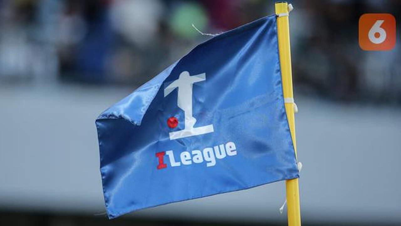 Bendera I.League hang berada di pinggir stadion. (Bola.com/ Abdul Aziz)