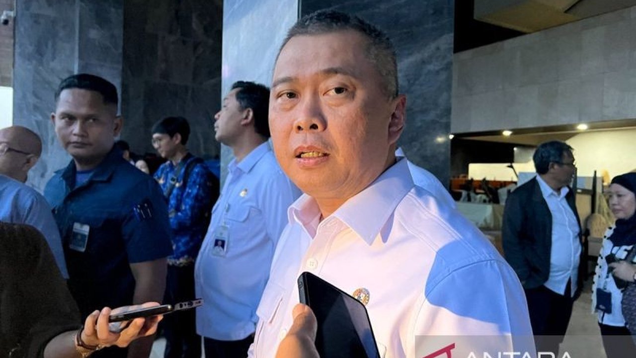 Menteri Perhubungan Dudy Purwagandhi mengonfirmasi pembahasan Tarif Batas Atas Tiket Pesawat akan segera dilakukan bersama maskapai dan pemangku kepentingan, menyikapi dampak geopolitik global terhadap biaya operasional penerbangan.