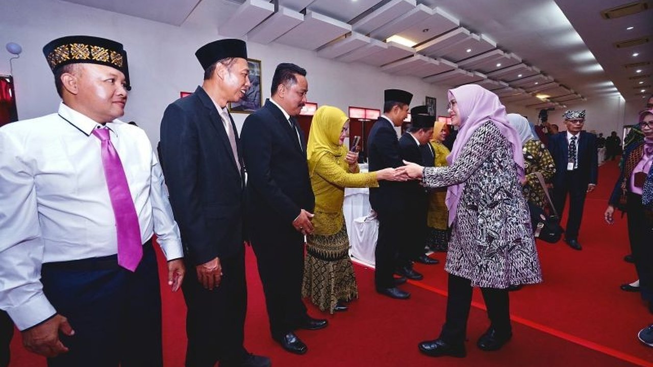 Bupati Banyuwangi Ipuk Fiestiandani mengukuhkan 40 Kades Paralegal Banyuwangi. Mereka diharapkan menjadi juru damai dan benteng keadilan restoratif, menyelesaikan konflik tanpa pengadilan.