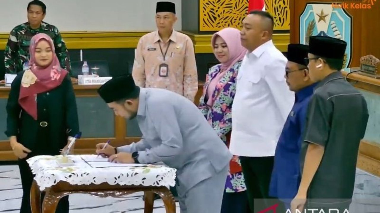 DPRD dan Pemerintah Kabupaten Situbondo resmi menyepakati Perda Kawasan Tanpa Rokok Situbondo, bertujuan melindungi masyarakat dari paparan asap rokok berbahaya di area publik demi kesehatan bersama.