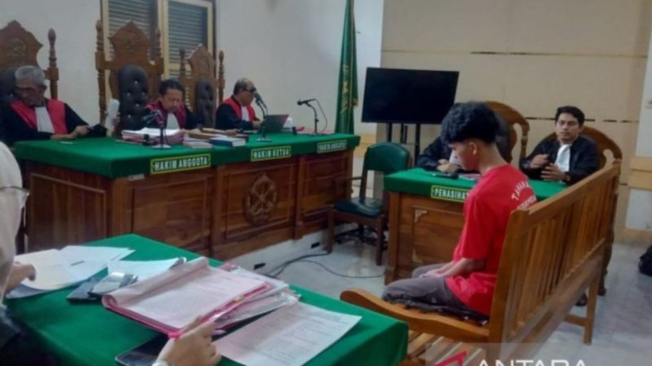 Jaksa Penuntut Umum Kejari Medan menuntut 20 tahun penjara terhadap Ragil Jawara, anggota geng motor yang terlibat kasus pembunuhan di Medan. Simak detail kronologi mengerikan ini.
